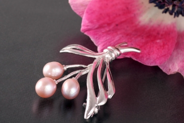 Exquisite Brosche P302 Strauß mit 3 Süßwasserperlen Rose bis Hellviolett