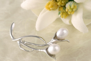 STELYNA Exquisite Brosche P303 Blume mit 2 Süßwasser Zuchtperlen Oval Weiß