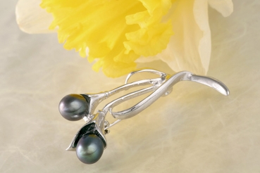Exquisite Brosche P305 Blume mit 2 Süßwasserperlen Oval anthrazit mit einem geheimnisvollen Violett- bis Türkisschimer