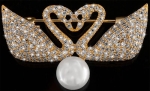 Brosche 2 Schwäne BR02 goldfarben mit Perle mit vielen weissen Strass Steinen