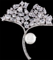 Brosche Ginko-Blatt aus Strass silberfarben mit einer...