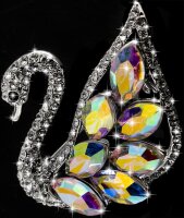 Brosche Schwan silberfarben mit bunten Kristallen als Federn und vielen weissen Strass Steinen BR055