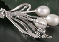 Exquisite Brosche P300 Strauß mit 3 Süßwasserperlen weiß