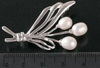 Exquisite Brosche P300 Strauß mit 3 Süßwasserperlen weiß