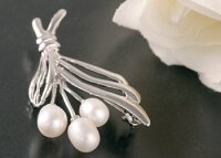 Exquisite Brosche P300 Strauß mit 3 Süßwasserperlen weiß