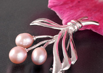 Exquisite Brosche P302 Strauß mit 3 Süßwasserperlen Rose bis Hellviolett
