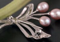 Exquisite Brosche P302 Strauß mit 3 Süßwasserperlen Rose bis Hellviolett