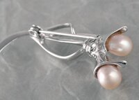 Exquisite Brosche P304 Blume mit 2 Süßwasserperlen Oval Rose bis Hellviolett