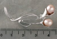 Exquisite Brosche P304 Blume mit 2 Süßwasserperlen Oval Rose bis Hellviolett