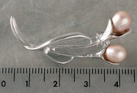 Exquisite Brosche P304 Blume mit 2 Süßwasserperlen Oval Rose bis Hellviolett
