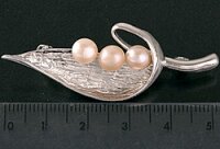 Brosche Süßwasser P297 Zucht Perlen 3-Perlen Lachsfarben 6-7mm Apricot