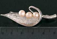 Brosche Süßwasser P297 Zucht Perlen 3-Perlen Lachsfarben 6-7mm Apricot