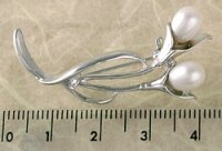 STELYNA Exquisite Brosche P303 Blume mit 2 Süßwasser Zuchtperlen Oval Weiß