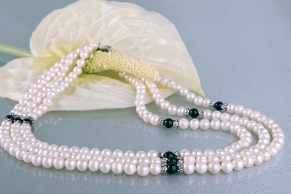 Dreireihiges weißes Perlencollier mit Onyx